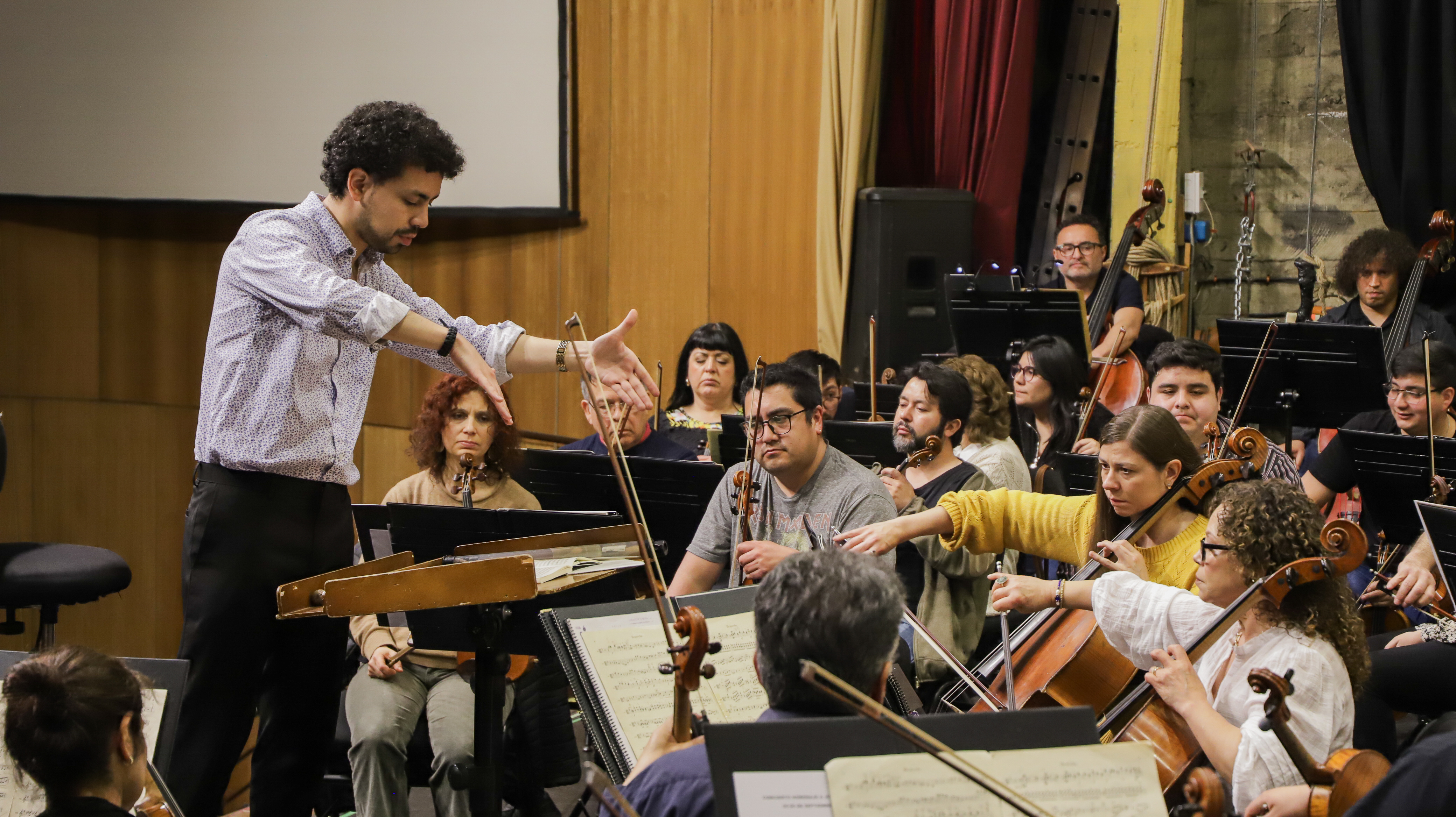 El maestro Luis Toro Araya estará a cargo de impartir este Curso de Dirección Orquestal